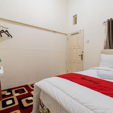 Отель Reddoorz Syariah Near Pasar Aur Kuning Букиттинги Экстерьер фото