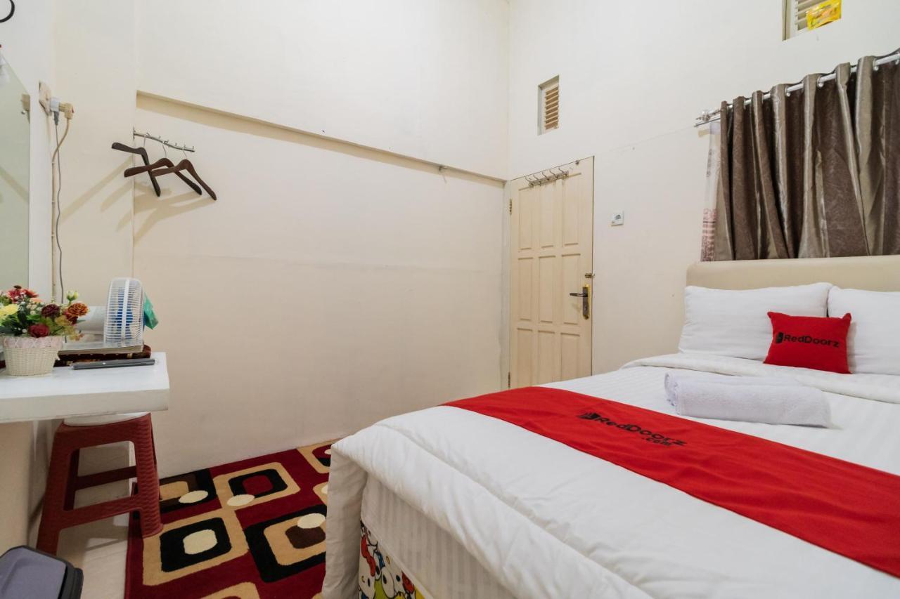 Отель Reddoorz Syariah Near Pasar Aur Kuning Букиттинги Экстерьер фото
