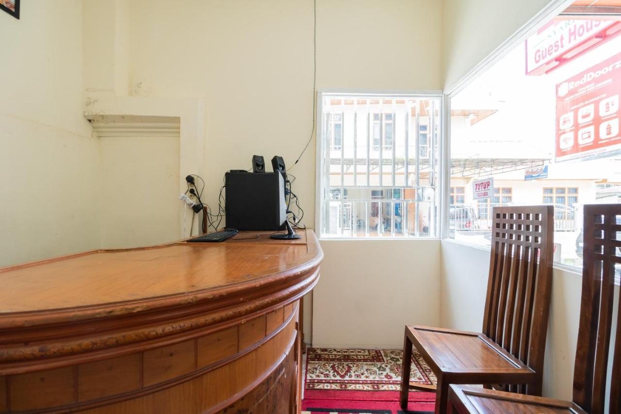 Отель Reddoorz Syariah Near Pasar Aur Kuning Букиттинги Экстерьер фото
