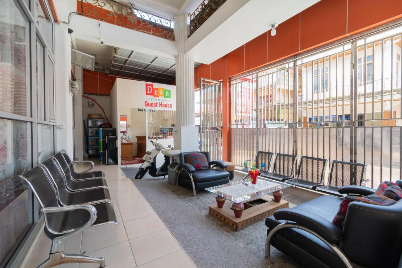 Отель Reddoorz Syariah Near Pasar Aur Kuning Букиттинги Экстерьер фото