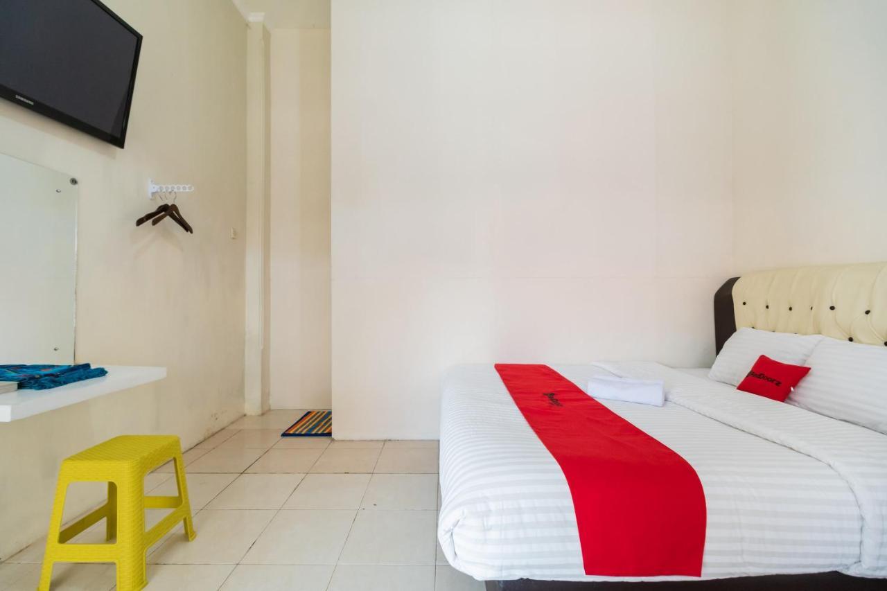 Отель Reddoorz Syariah Near Pasar Aur Kuning Букиттинги Экстерьер фото