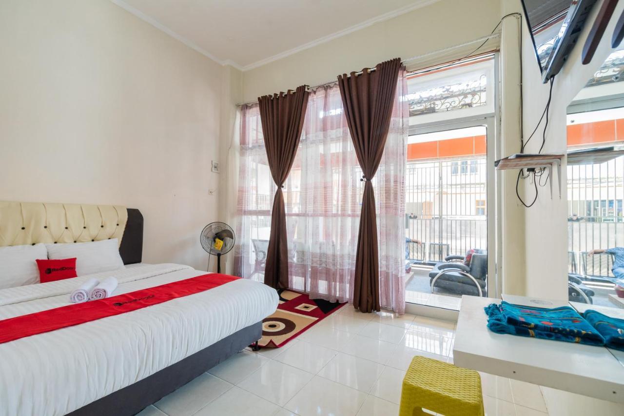 Отель Reddoorz Syariah Near Pasar Aur Kuning Букиттинги Экстерьер фото