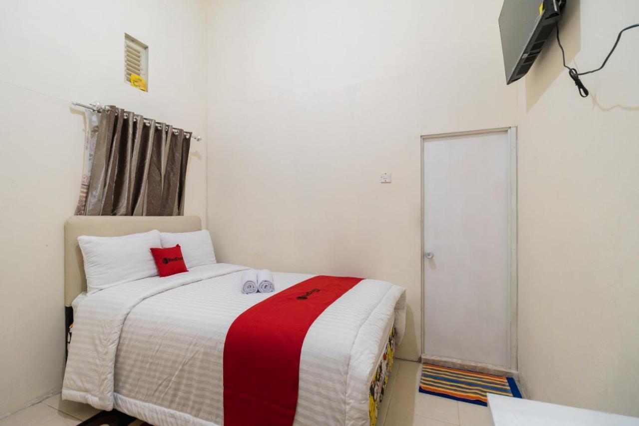 Отель Reddoorz Syariah Near Pasar Aur Kuning Букиттинги Экстерьер фото